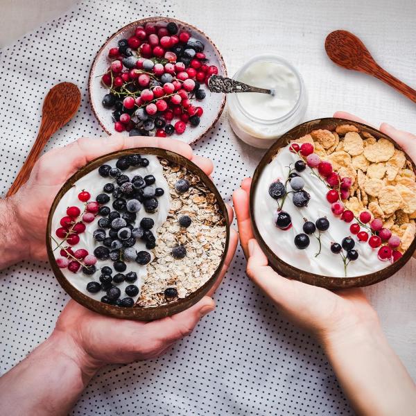8 Kokosnussschalen aus Naturholz, 350 ml Kokosnussschalen mit 8 Holzlöffeln, polierte Kokosnussschale für veganen Bio-Salat, Milchshake, Obst und Desserts